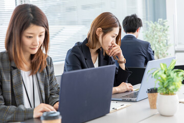 オフィスで働く女性社員　Business