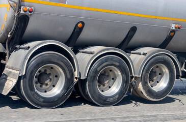 View of the rear wheels of a cistern truck while driving with the axle raised