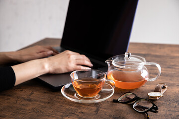 ノートパソコンを操作する手元　black tea