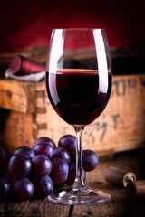 Rotweinglas mit Weintraube