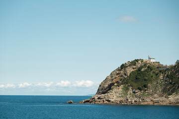 Faro junto al mar en la costa de Getaria, en Gipuzkoa, Euskadi