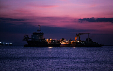 Obraz premium tanker at sunset