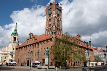 Rynek staromiejski w Toruniu. Starówka w słonecznym dniu. Pomnik Mikołaju Koperniku. © Anastasiia