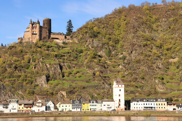 Rheinromantik Pur; Blick auf Sankt Goarshausen mit Burg Katz und Eckigem Turm
