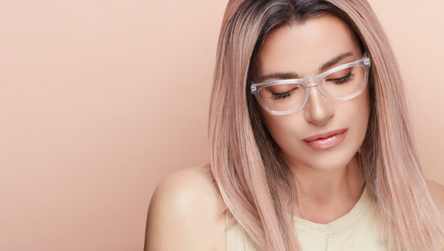 Beauty With Eyeglasses. Cool Trendy Eyewear. Thoughtful Woman Wearing Glasses