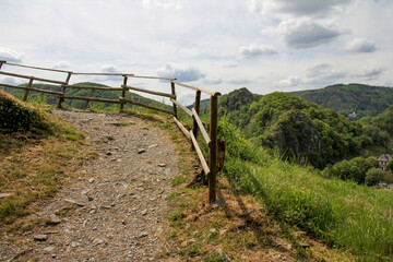 Ein eingezäunter Weg vor dem Hintergrund des Himmels