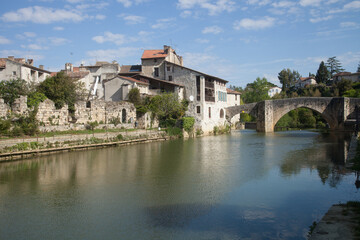 Fototapeta na wymiar Pont de la ville de Nérac (Lot-et-Garonne) franchissant la rivière Baïse