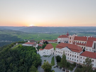Obraz premium The Splendid Cityscape of a Castle at Sunset.