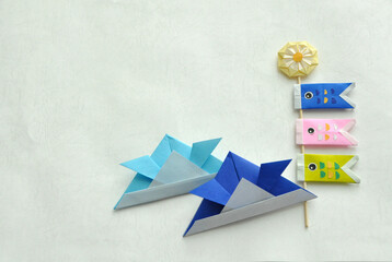 折り紙の鯉のぼりと兜