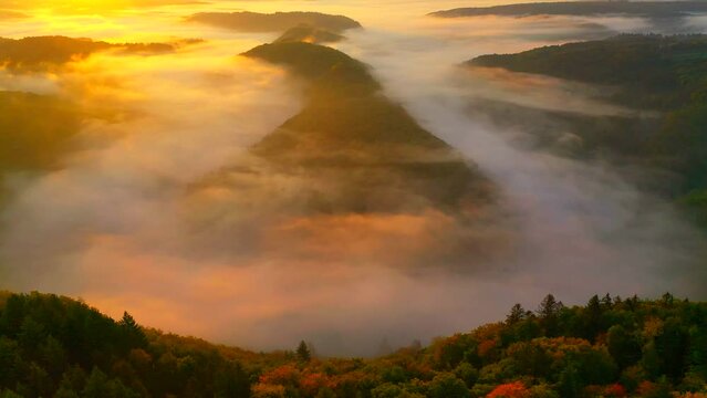 Morgennebel an der Saarschleife bei Mettlach, Naturpark Saar-Hunsr&uuml;ck, Saartzal, Saar, Saarland, Deutschland
