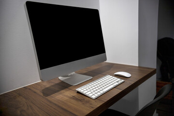 Espacio de trabajo en la oficina. Ordenador con teclado y ratón sobre mesa de madera. Concepto de...