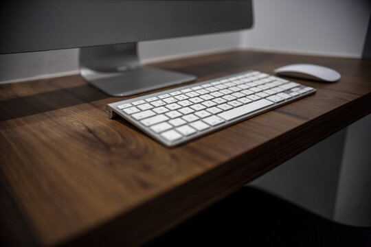 Espacio de trabajo en la oficina. Ordenador con teclado y rat&oacute;n sobre mesa de madera. Concepto de tecnolog&iacute;a 