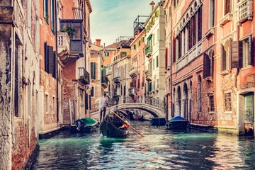 Papier Peint photo Lavable Gondoles Canal in Venice, Italy with gondolier rowing gondola