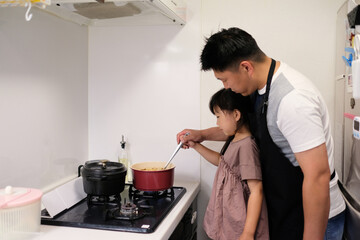 お父さんと一緒にスープを作る娘