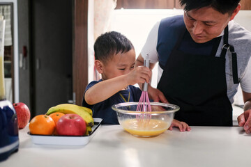 息子に料理の仕方を教える父親
