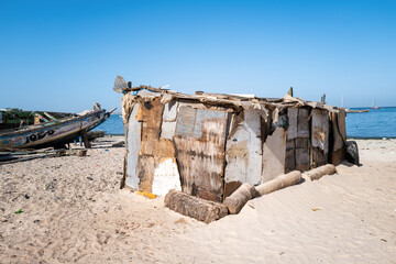 Cimetière de bateaux sur une plage de Dakar au Sénégal en Afrique
