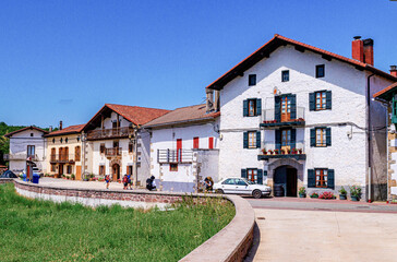 Casas de pueblo en la calle