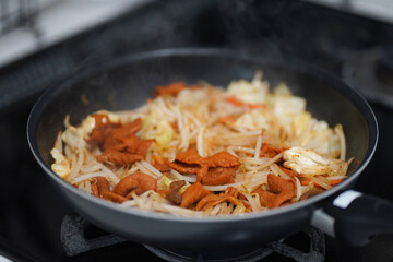 	ホルモン入りの野菜炒めを作る様子