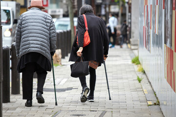 街で散歩している二人のシニア女性の姿
