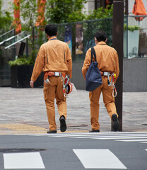 街で歩く二人の作業員の姿