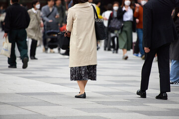 東京駅前の広場の人ごみの風景