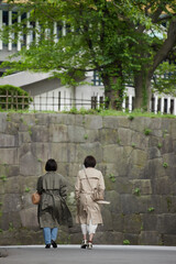 北の丸公園の田安門付近で歩く二人の女性の後ろ姿
