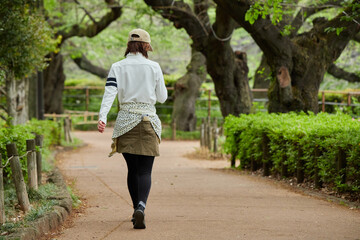 初夏の皇居周辺の道でランニングしている女性の姿