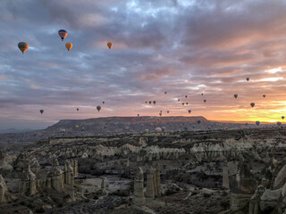 spettacolo delle mongolfiere in Cappadocia quando partono all'alba