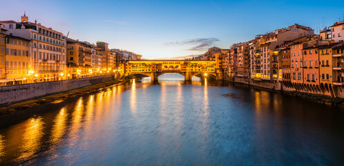 Obraz premium UNESCO site Ponte Vecchio in Florence early in the morning dawn.