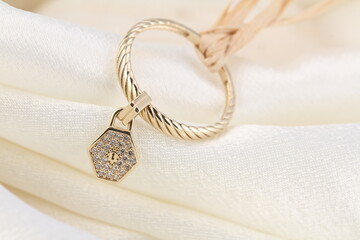 Lucky Spring Between the Finger ring