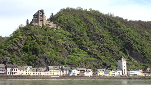Stadtansicht von Sankt Goarshausen mit Burg Katz in den Weinbergen &uuml;ber dem Rhein