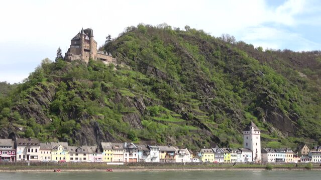 Stadtansicht von Sankt Goarshausen mit Burg Katz in den Weinbergen &uuml;ber dem Rhein