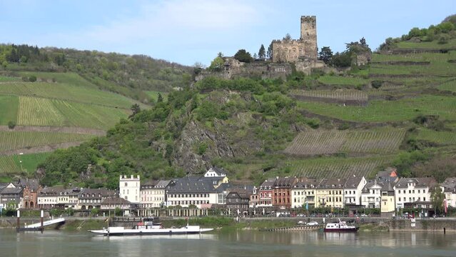 Stadtansicht von Sankt Goarshausen mit Burg Katz in den Weinbergen und der Rheinf&auml;hre