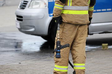 Funkcjonariusz straży pożarnej podczas akcji ratunkowej przy wypadku samochodowym. Straż ogniowa.  - obrazy, fototapety, plakaty