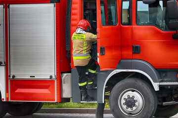 Funkcjonariusz straży pożarnej podczas akcji ratunkowej przy wypadku samochodowym. Straż ogniowa. 