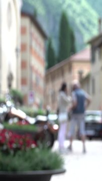 Persone che parlano nella piazza del paese