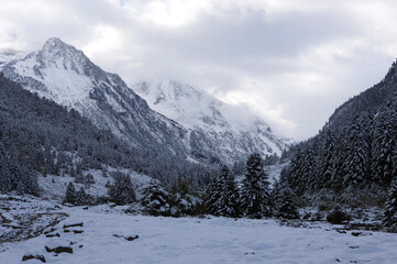 Fototapeta na wymiar Paisaje nevado en La Frutiere, Hautes Pyrenees near Cauterets, France