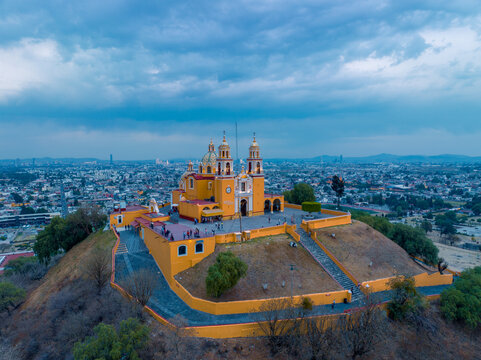 Iglesia de Cholula con cielo nublado