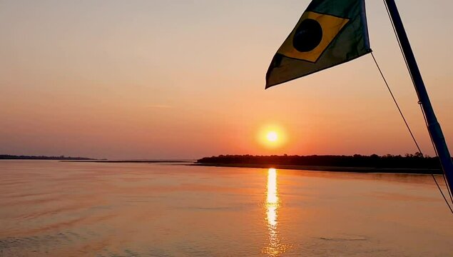 bandeira do brasil ao vento durante por do sol