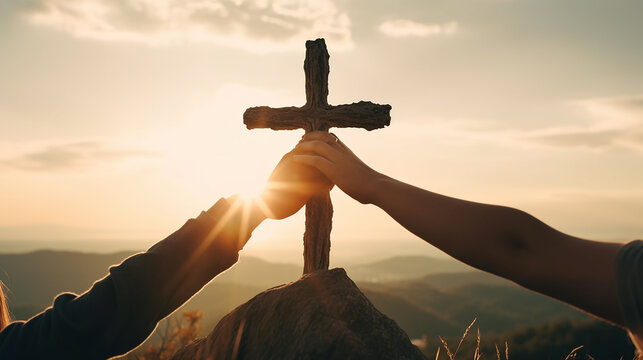 Casal de m&atilde;os alcan&ccedil;ando um ao outro em uma cruz em um fundo de colina