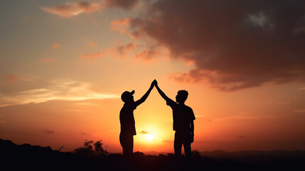 Fototapeta na wymiar Silhueta de alcance, dando uma mão amiga, esperança e apoio um ao outro sobre o fundo do céu do sol desfocado