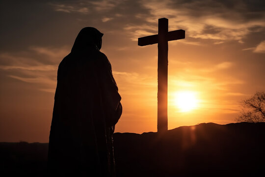 Silhueta de Jesus com cruz sobre o p&ocirc;r do sol do calv&aacute;rio, cruz sagrada simbolizando o sofrimento, morte e ressurrei&ccedil;&atilde;o de Jesus Cristo. conceito de religi&atilde;o, adora&ccedil;&atilde;o, Sexta-feira Santa, P&aacute;scoa, Jesu