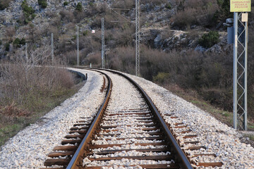 左に曲がる鉄道の線路