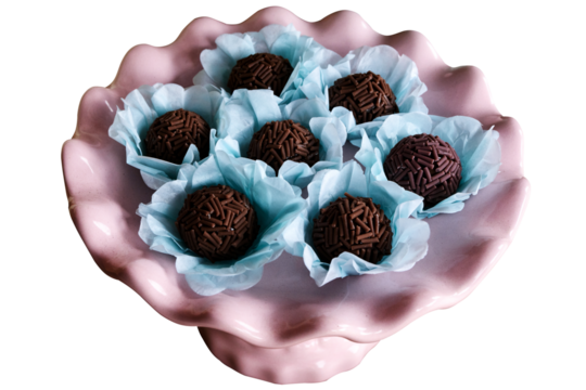 Doce de brigadeiro granulado de chocolate em um recipiente rosa. Doce utilizado em festas e aniversários. Doce tradicional da cultura brasileira.
  