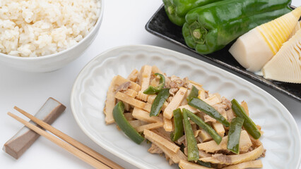 チンジャオロースとその食材(タケノコとピーマン)