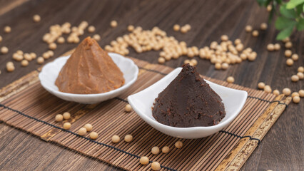 大豆と味噌｜日本の赤みそと米こうじ味噌　比較イメージ