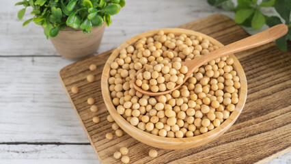 白い木目テーブルの上の大豆