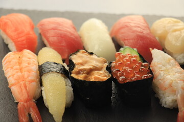 スレートプレートにのった総菜寿司
