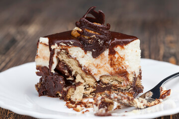 Creamy cheesecake with chocolate and cookies