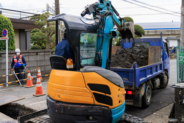 道路に埋められた水道管を交換する工事